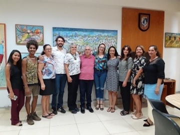 Reitora Myrian Serra reunida com a Associação Estadual das Etnias Ciganas de Mato Grosso.