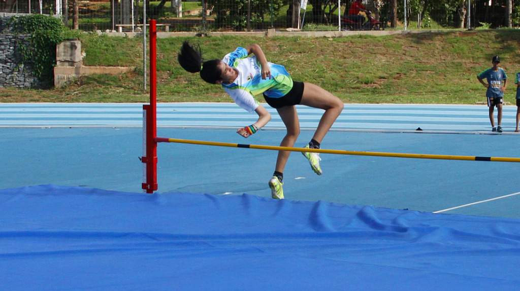 Atleta fazendo uma demonstração de salto em altura no COT da UFMT