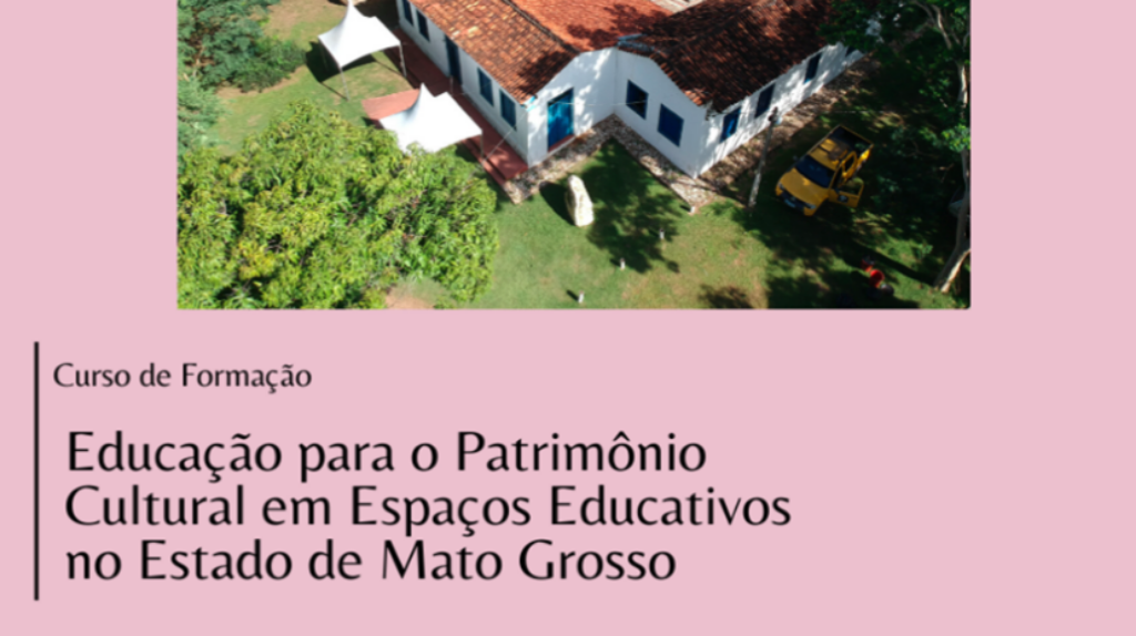 Cartaz do curso com o título do mesmo, em um fundo rosa, e a foto de uma casa antiga, de paredes brancas e portas e janeas azuis, onde é o Museu Casa Dom Aquino