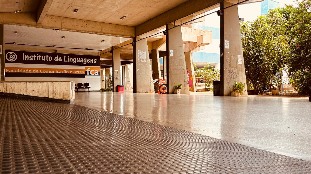 A Faculdade de Comunicação e Artes (FCA), onde se localiza o curso de Jornalismo, fica no primeiro bloco à esquerda para quem entra a pé pela Av. Fernando Corrêa (em frente ao Banco do Brasil)
