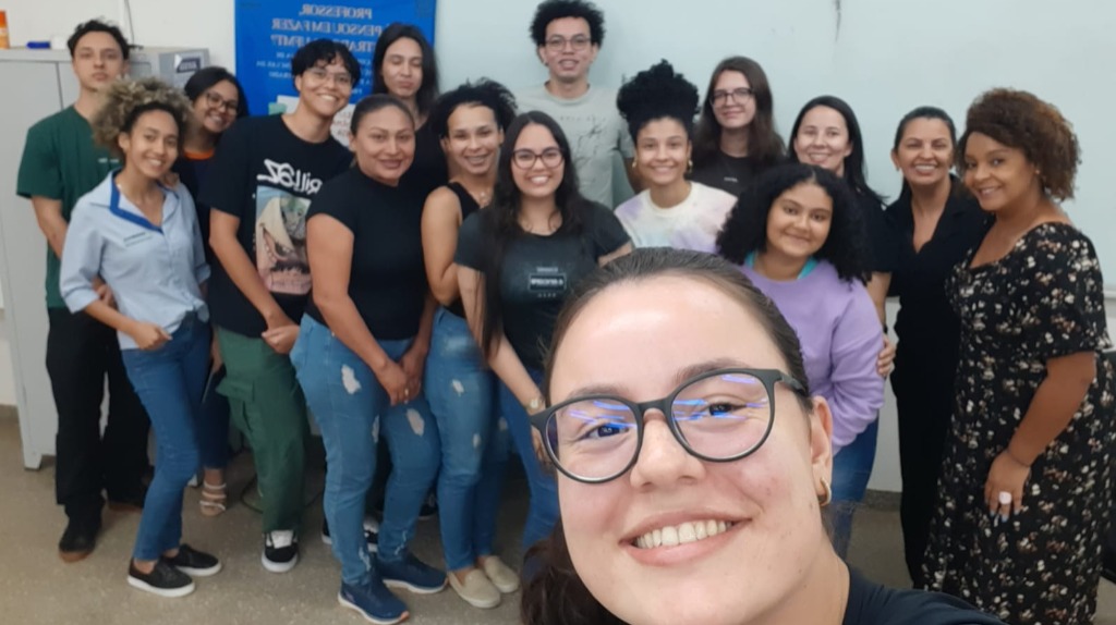 Turma de alunos com as Mestrandas no final da Roda de Conversa