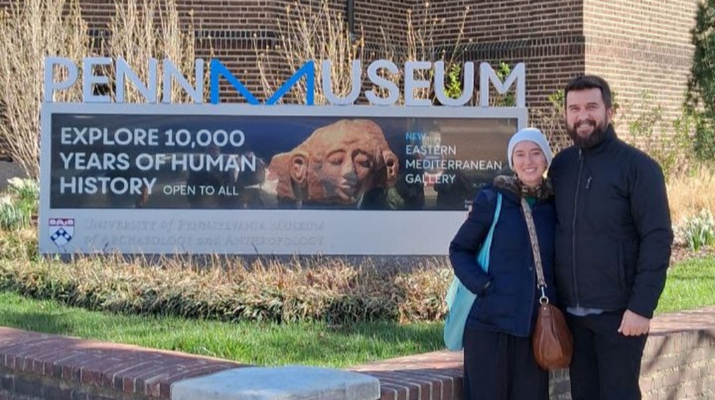 Profª. Letícia Capanema e prof. Diego Baraldi em visita ao Museu de Arqueologia e Antropologia da Universidade da Pensilvânia.