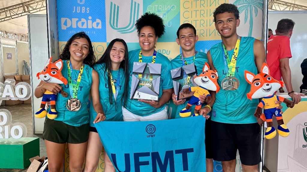 Estudantes-atletas na premiação do Futmesa, com a gerente e chefe de delegação Elisama Silva